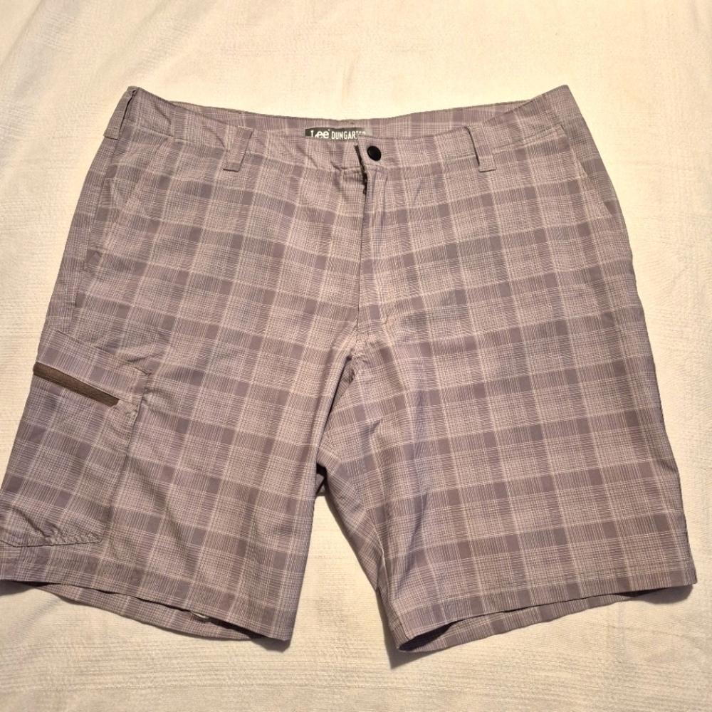 Lee Dungarees men's shorts size 38 plaid 1 cargo zippered pocket, EUC